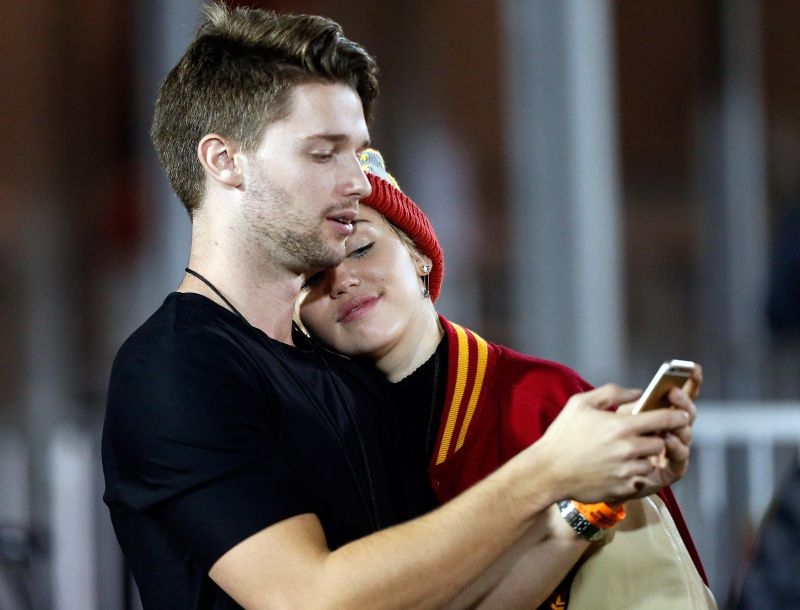 Έκανε πρωτοχρονιά με τον… Τerminator η Miley Cyrus Έκανε πρωτοχρονιά με τον… Τerminator η Miley Cyrus