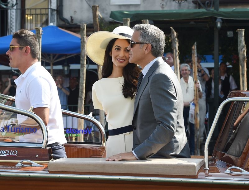 Δεν σταματάει τα γαμήλια πάρτι το ζεύγος Clooney Δεν σταματάει τα γαμήλια πάρτι το ζεύγος Clooney