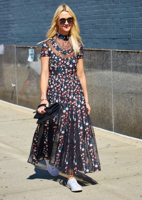 Zanna Roberts : H διάσημη fashion editor πρωτοτυπεί με το floral φόρεμα και τα λευκά sneakers Zanna Roberts : H διάσημη fashion editor πρωτοτυπεί με το floral φόρεμα και τα λευκά sneakers