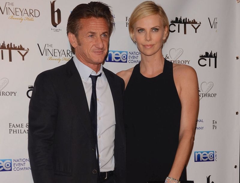 Sean Penn: Πρέπει να τρελάθηκε η Charlize για να είναι μαζί μου Sean Penn: Πρέπει να τρελάθηκε η Charlize για να είναι μαζί μου