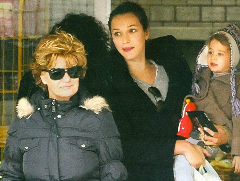 Από εδώ η μαμά μου! Έλληνες celebrities μας συστήνουν τη σημαντικότερη γυναίκα της ζωής τους Από εδώ η μαμά μου! Έλληνες celebrities μας συστήνουν τη σημαντικότερη γυναίκα της ζωής τους